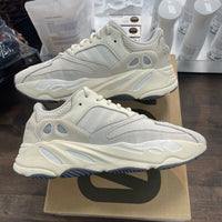 Analog Yeezy 700 (USED)