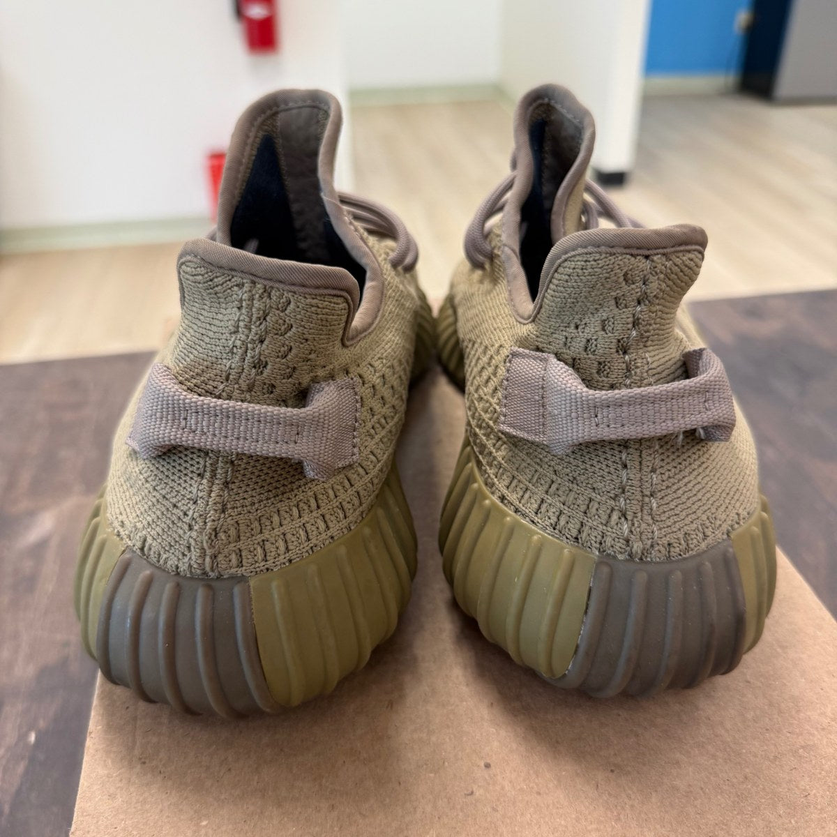 adidas Yeezy Boost 350 V2 Earth Size 10 (Pre-Owned) - Image 3