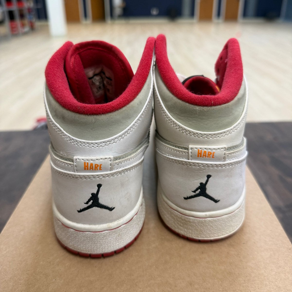 Jordan 1 Retro Mid Hare Jordan (2015) (GS) Size 6.5Y (Pre-Owned) - Image 5