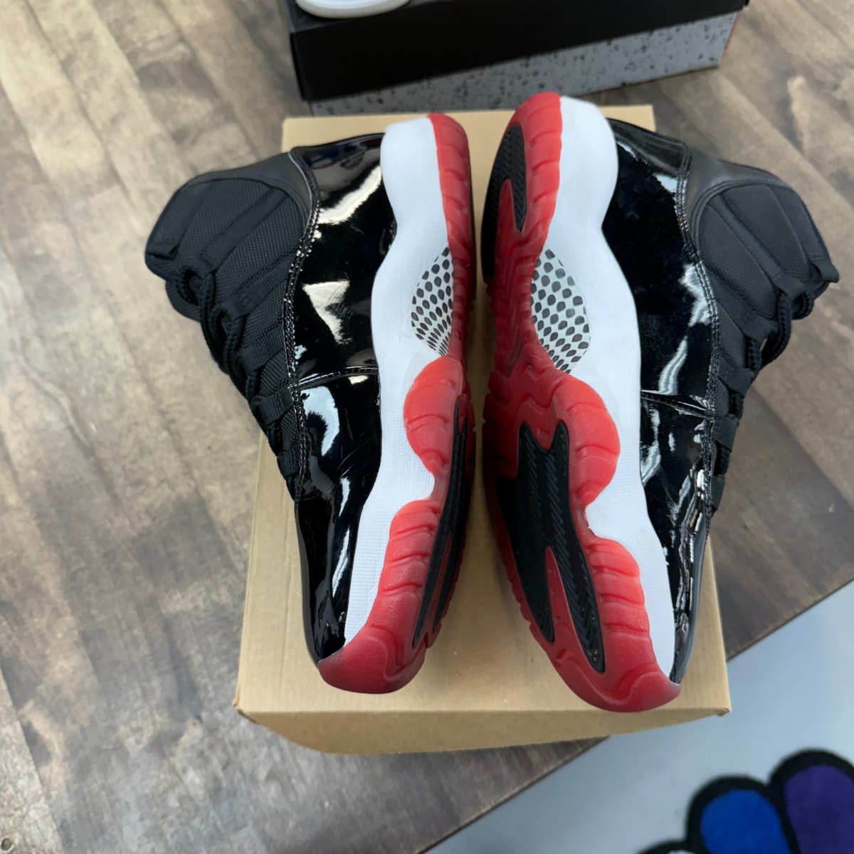 Jordan 11 Retro Playoffs Bred (2019) Size 9 (Pre-Owned) - Image 3