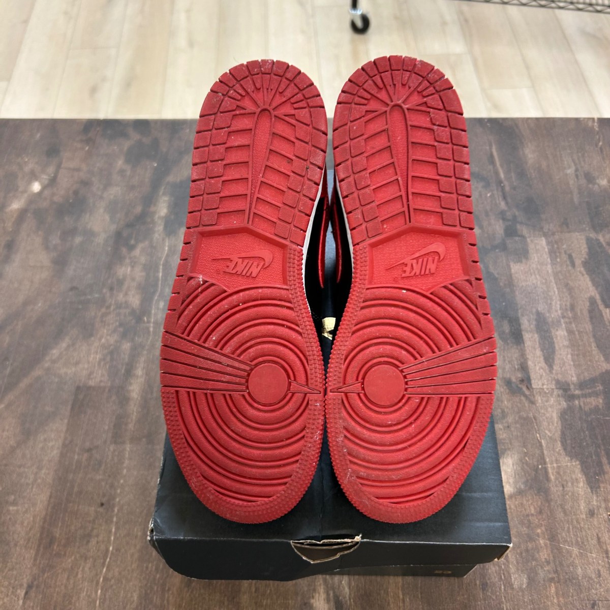 Jordan 1 Mid Banned (2020) (GS) - Image 5