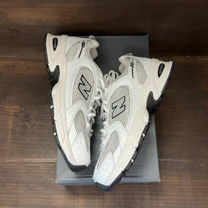 New Balance 530 White Silver Metallic Black Sole Size 6.5 (Pre-Owned) - Image 2