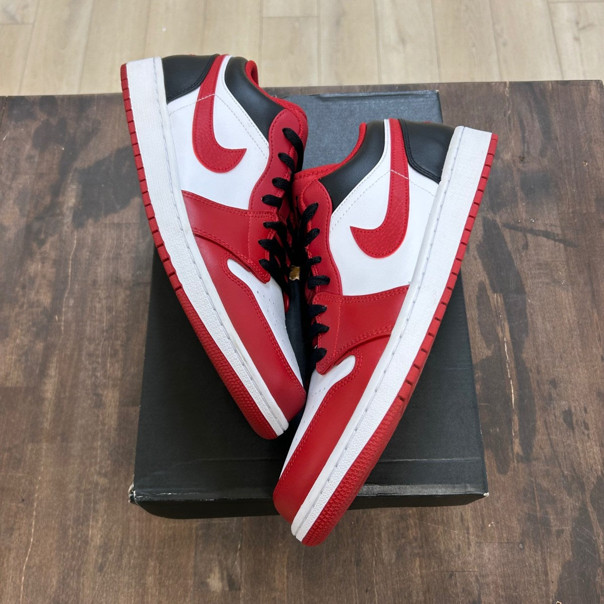 Jordan 1 Low Bulls - Image 1