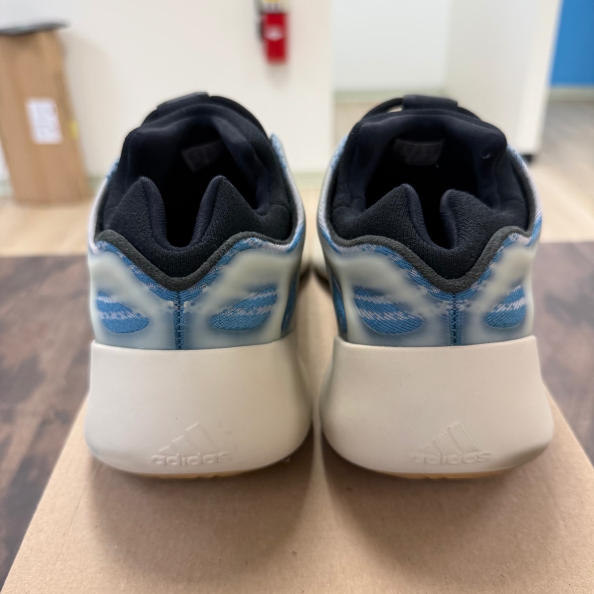 adidas Yeezy 700 V3 Kyanite Size 11.5 (Pre-Owned) - Image 3