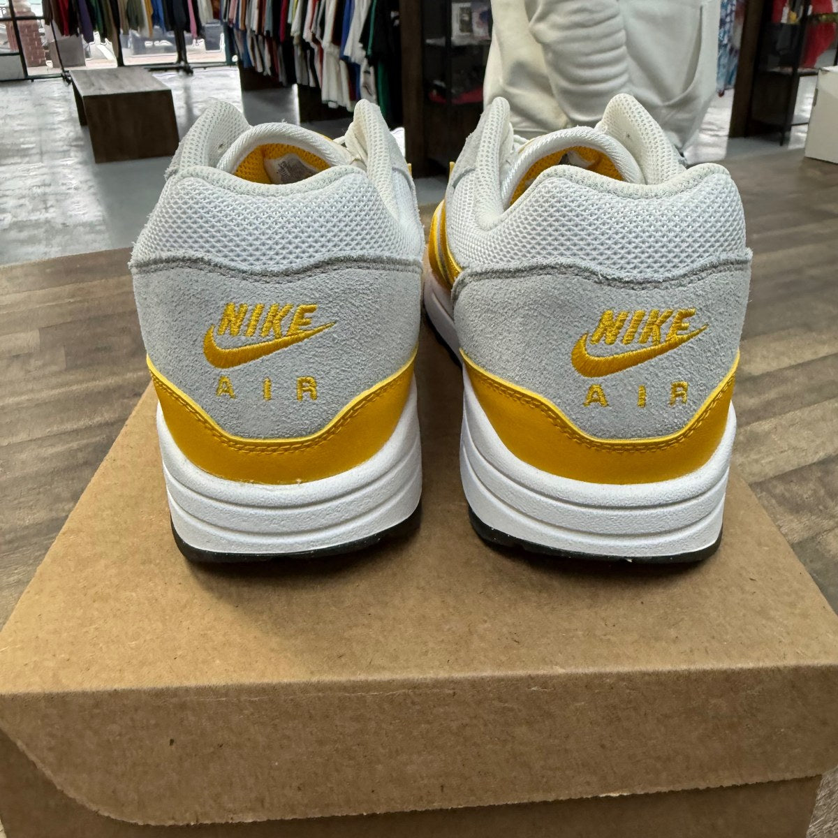 Nike Air Max 1 Essential University Gold Size 10 (Pre-Owned) - Image 4