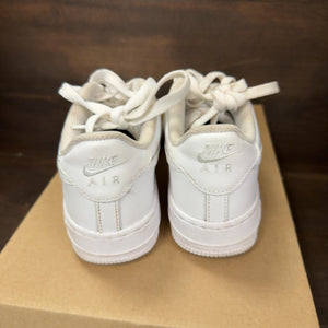 Nike Air Force 1 Low LE Triple White (GS) Size 5.5Y (Pre-Owned) - Image 4