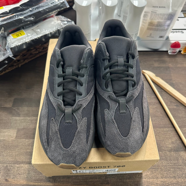 Utility Black Yeezy 700 (USED)