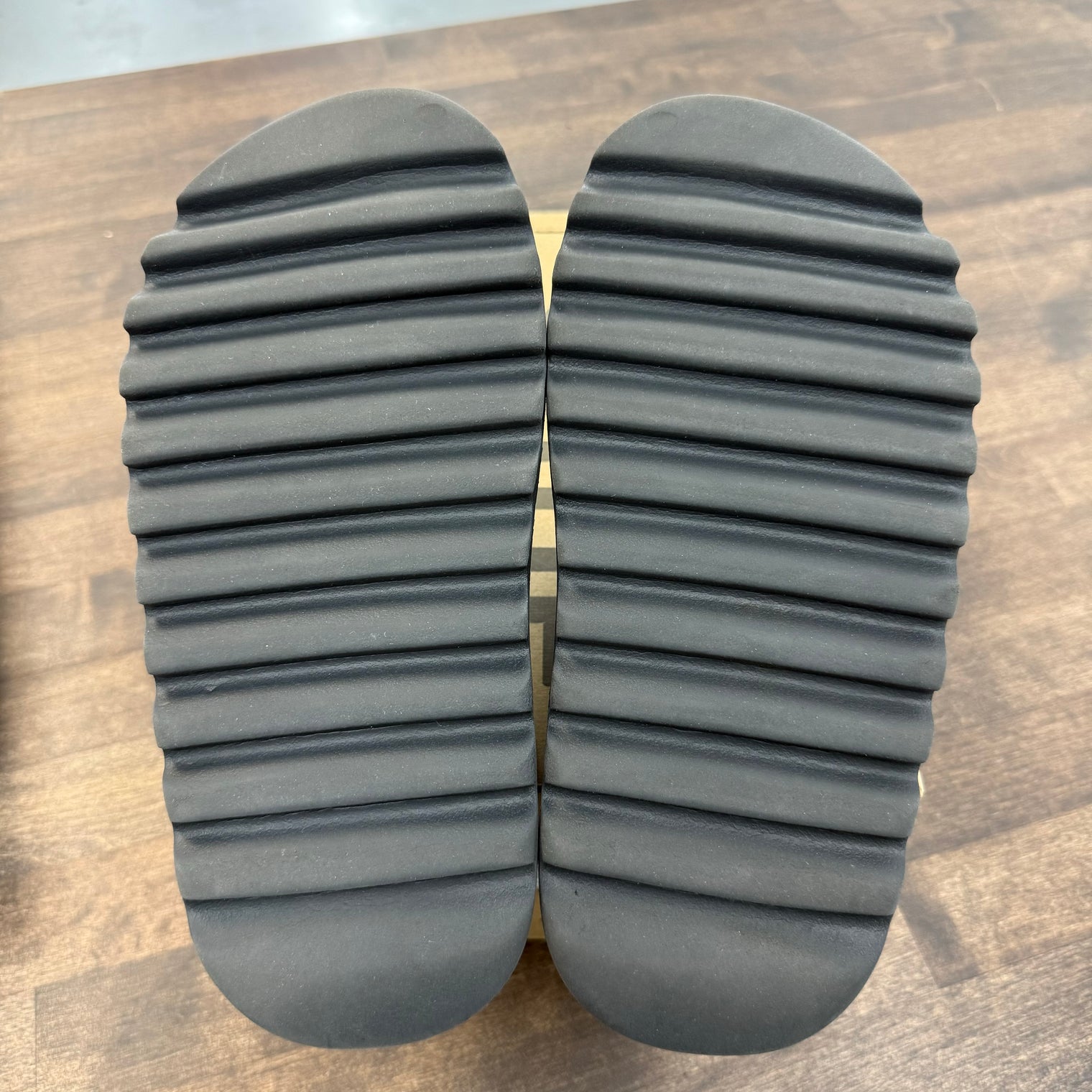Onyx Yeezy Slide (USED, Shrunken)