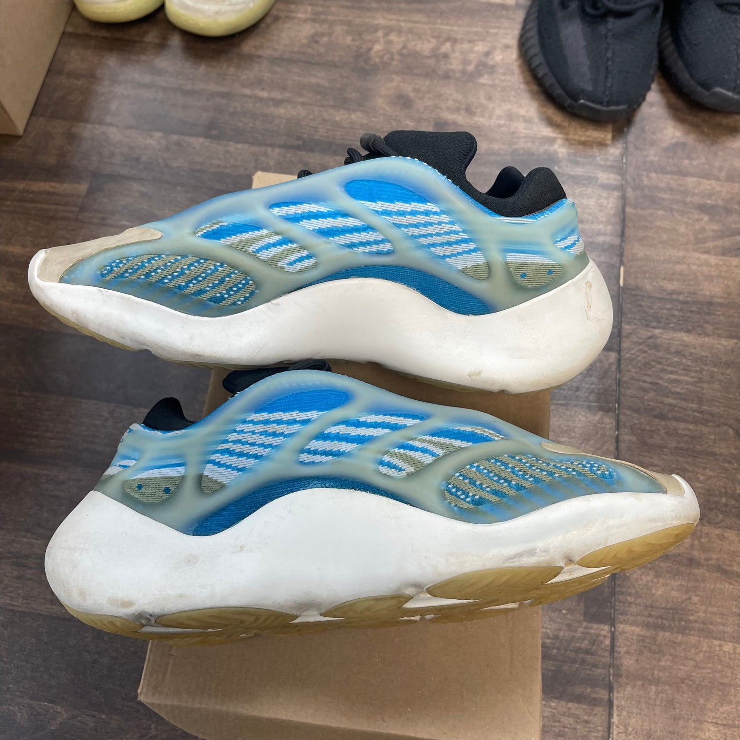 Arzareth Yeezy 700 V3 (USED, No Box)