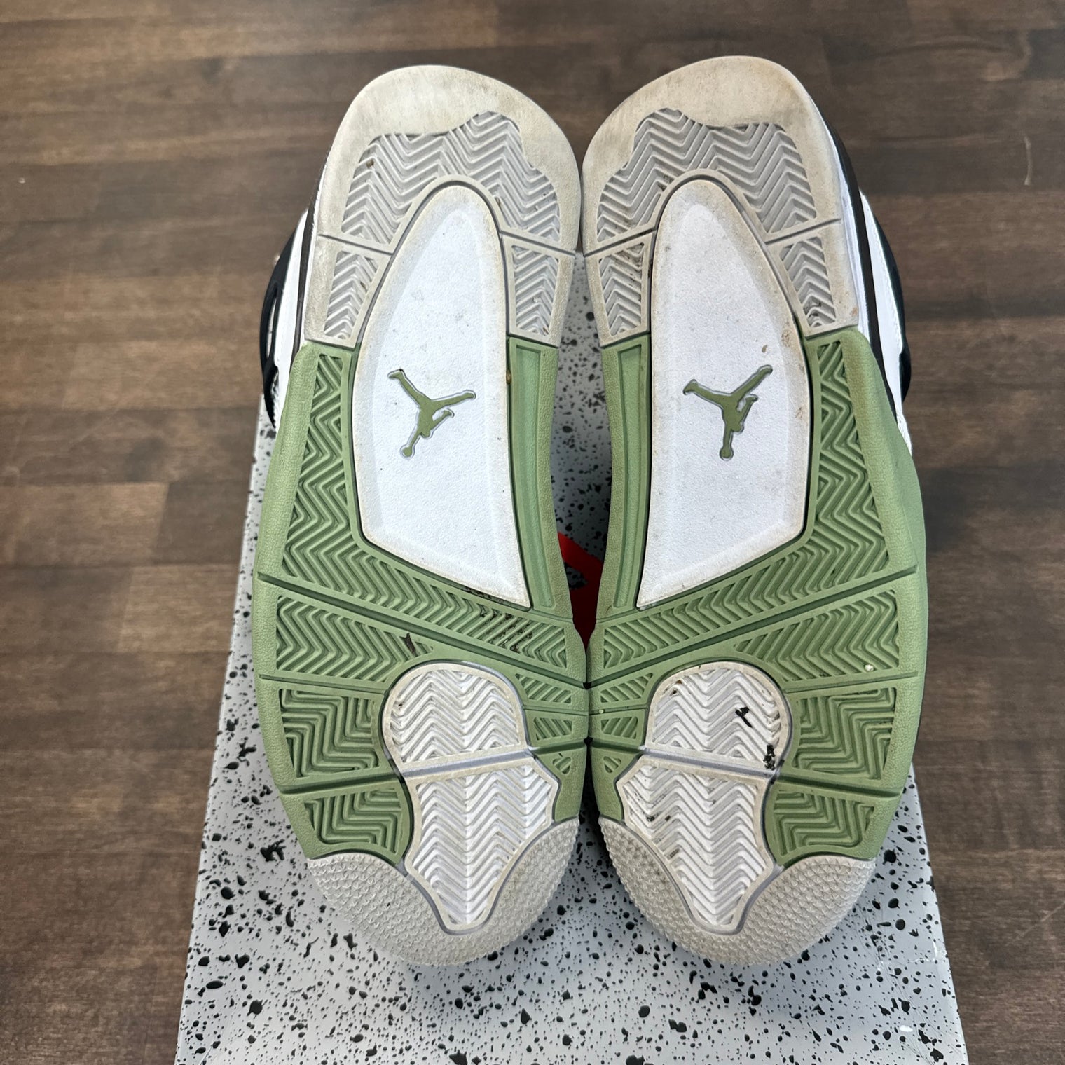 Seafoam Jordan 4 (USED, no lid)