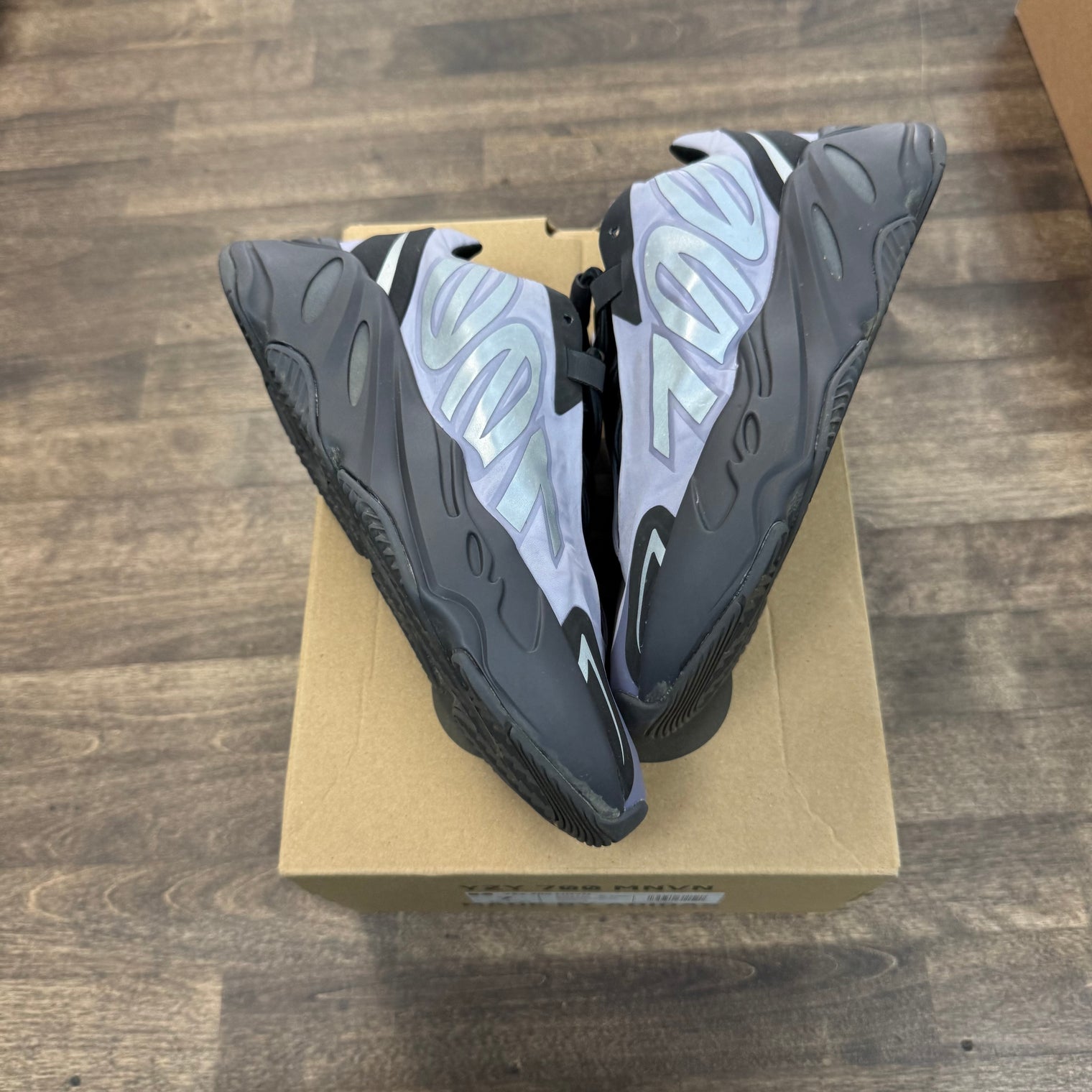 Geode Yeezy 700 MNVN (USED)