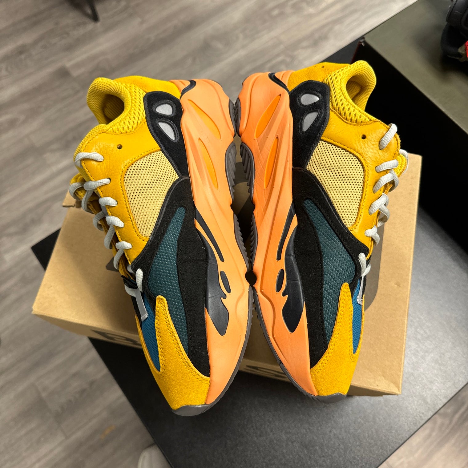 Sun Yeezy 700 (USED)