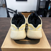 Azael Yeezy 700 V3 (USED)