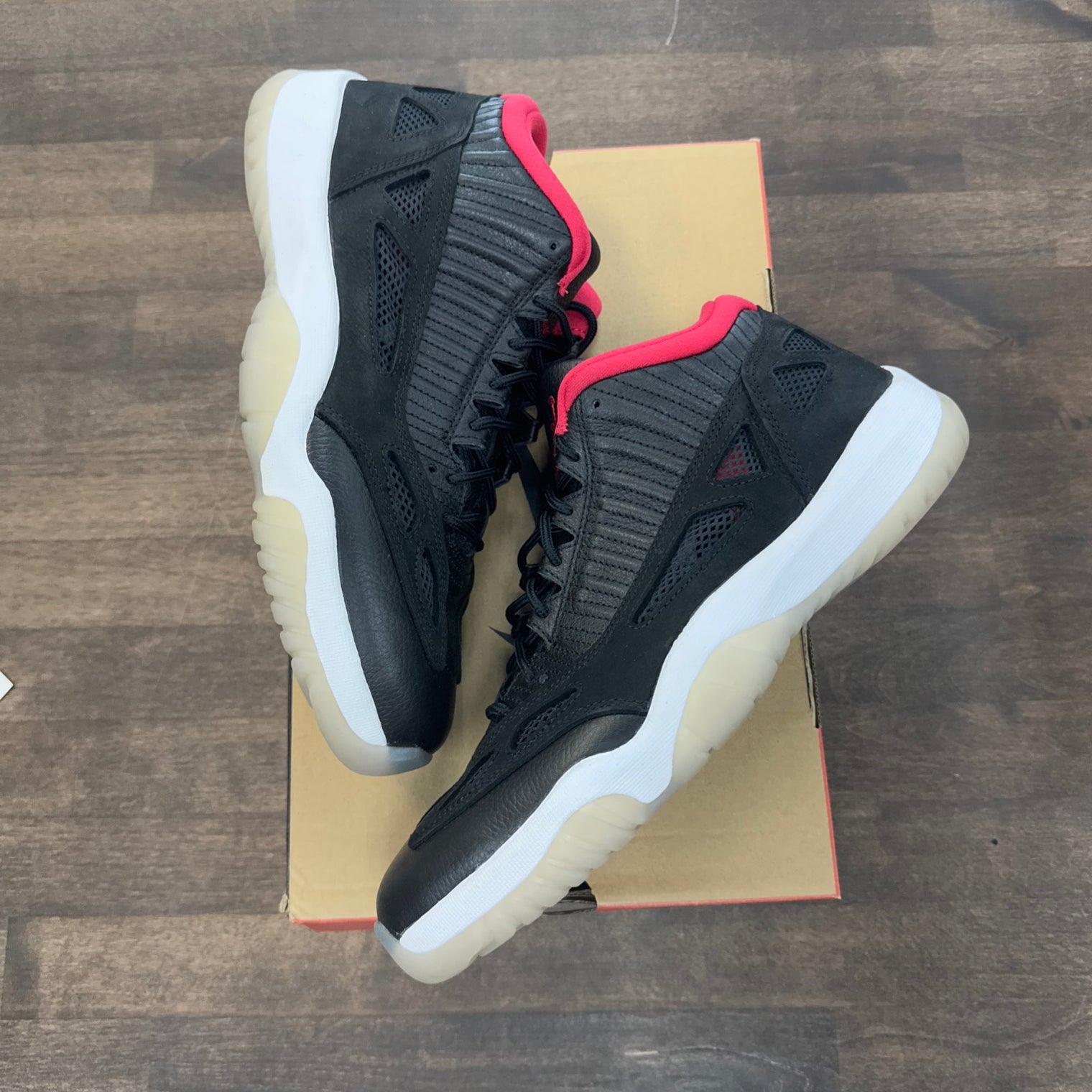 Bred Jordan 11 IE (USED)