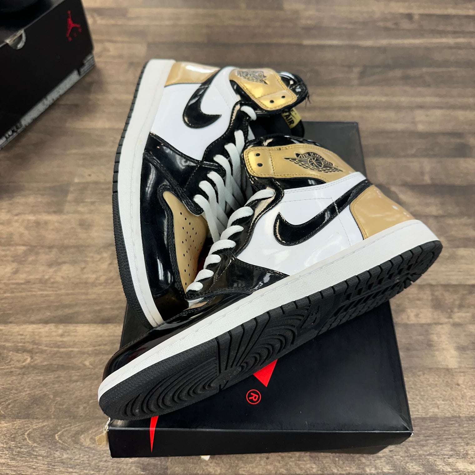 Patent Gold Jordan 1 High (USED)