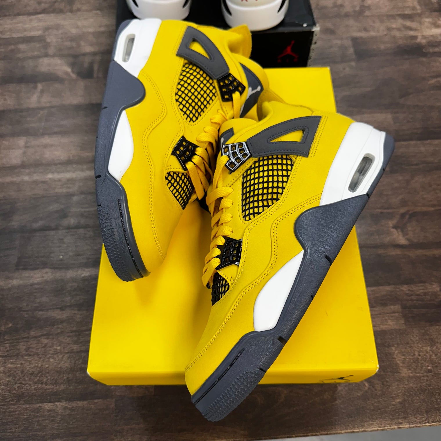 Lightning Jordan 4 (USED)