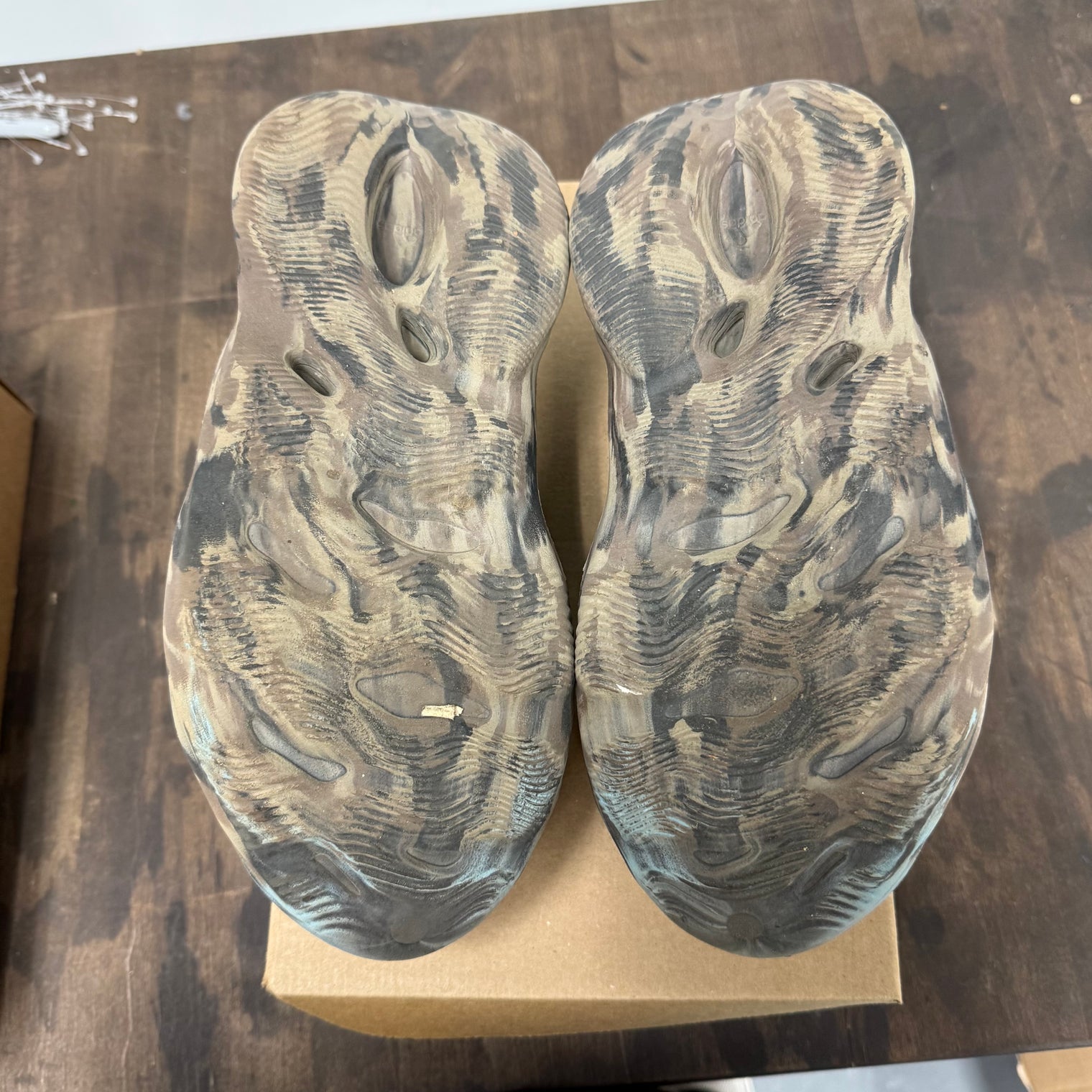 MX Carbon Yeezy Foam RNNR (USED,No Box)