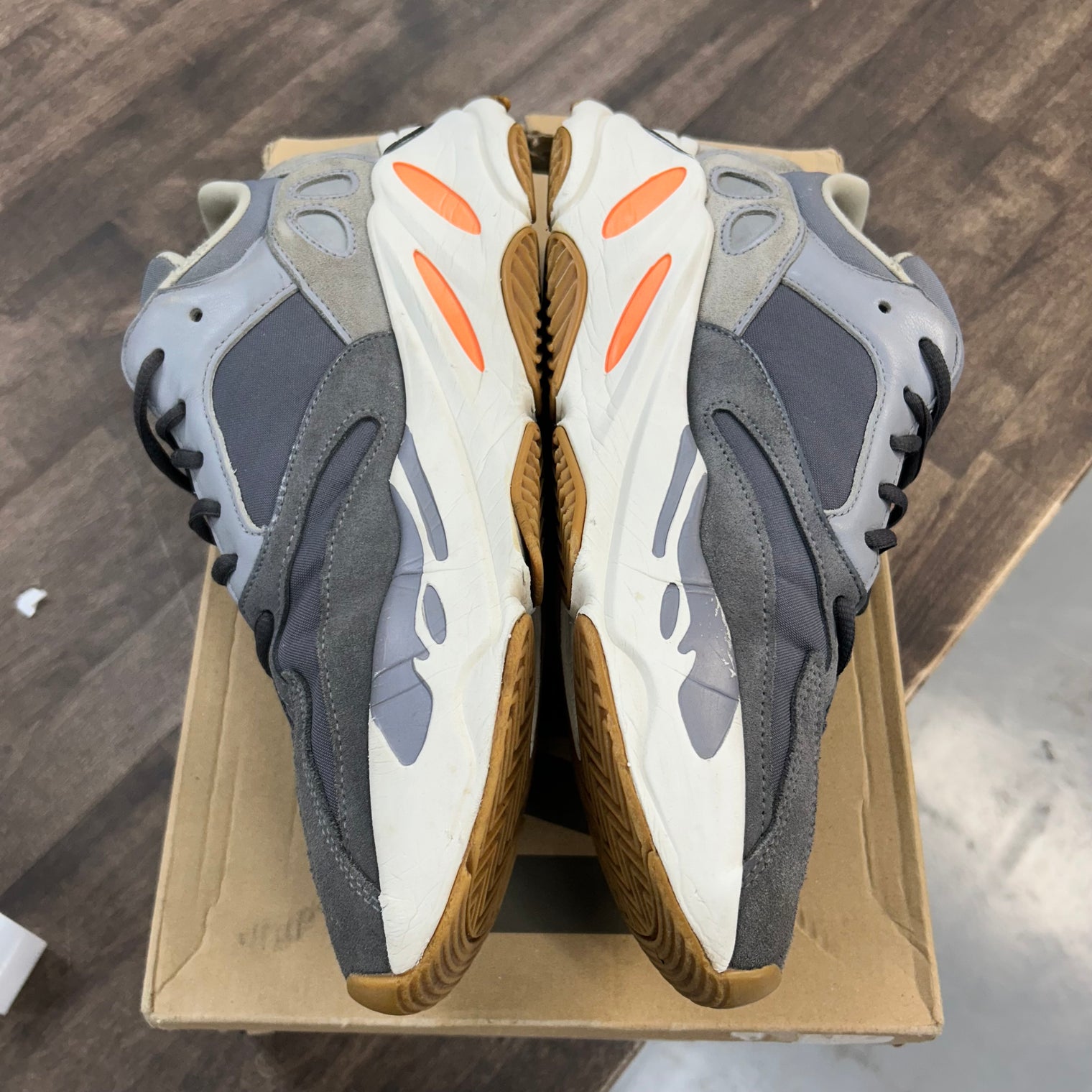 Magnet Yeezy 700 (USED)