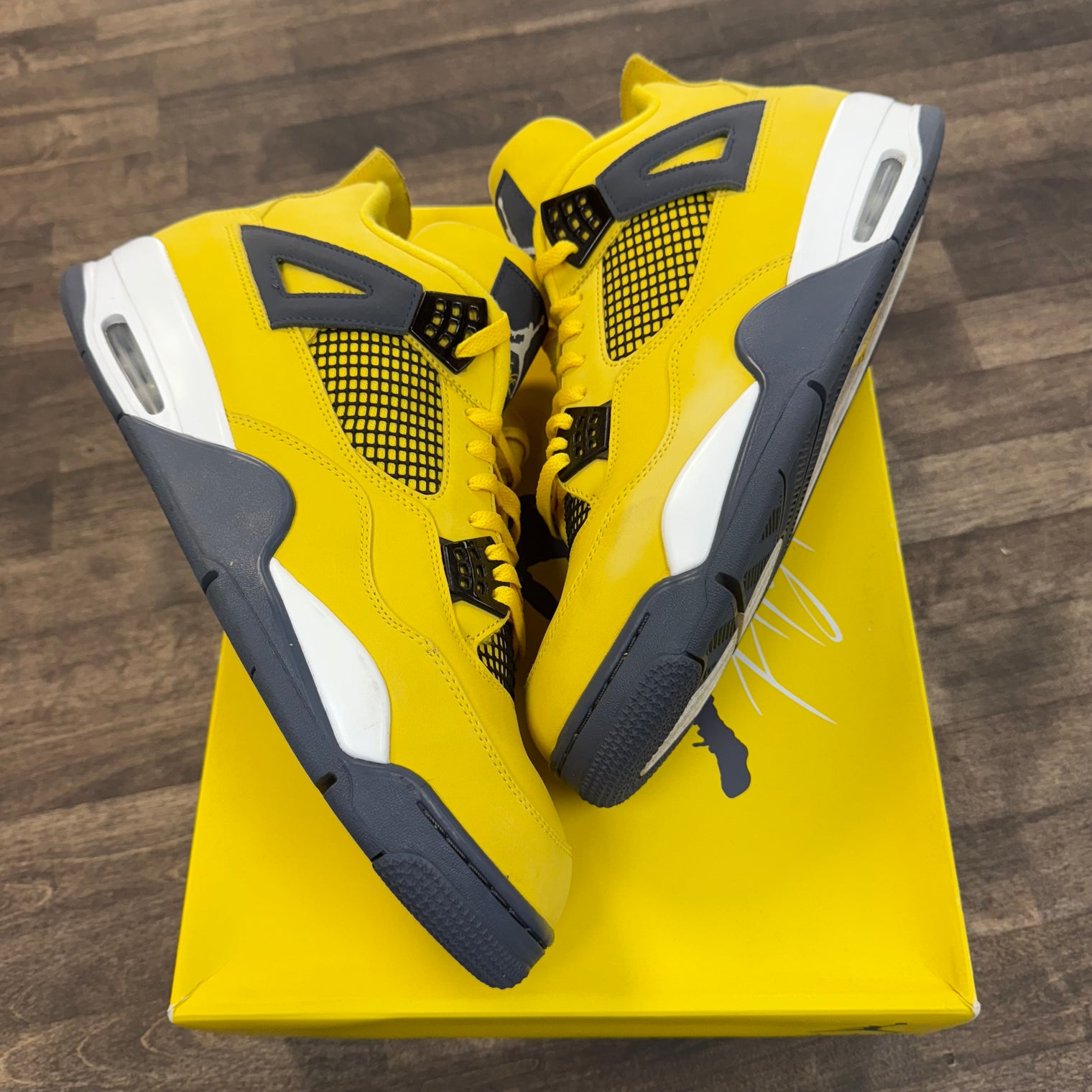 Lightning Jordan 4 Retro (USED)