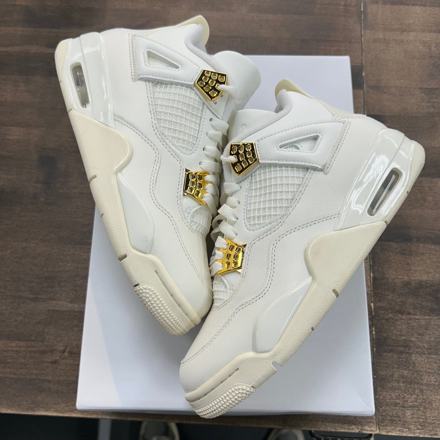 (W) Metallic Gold Jordan 4 (USED)