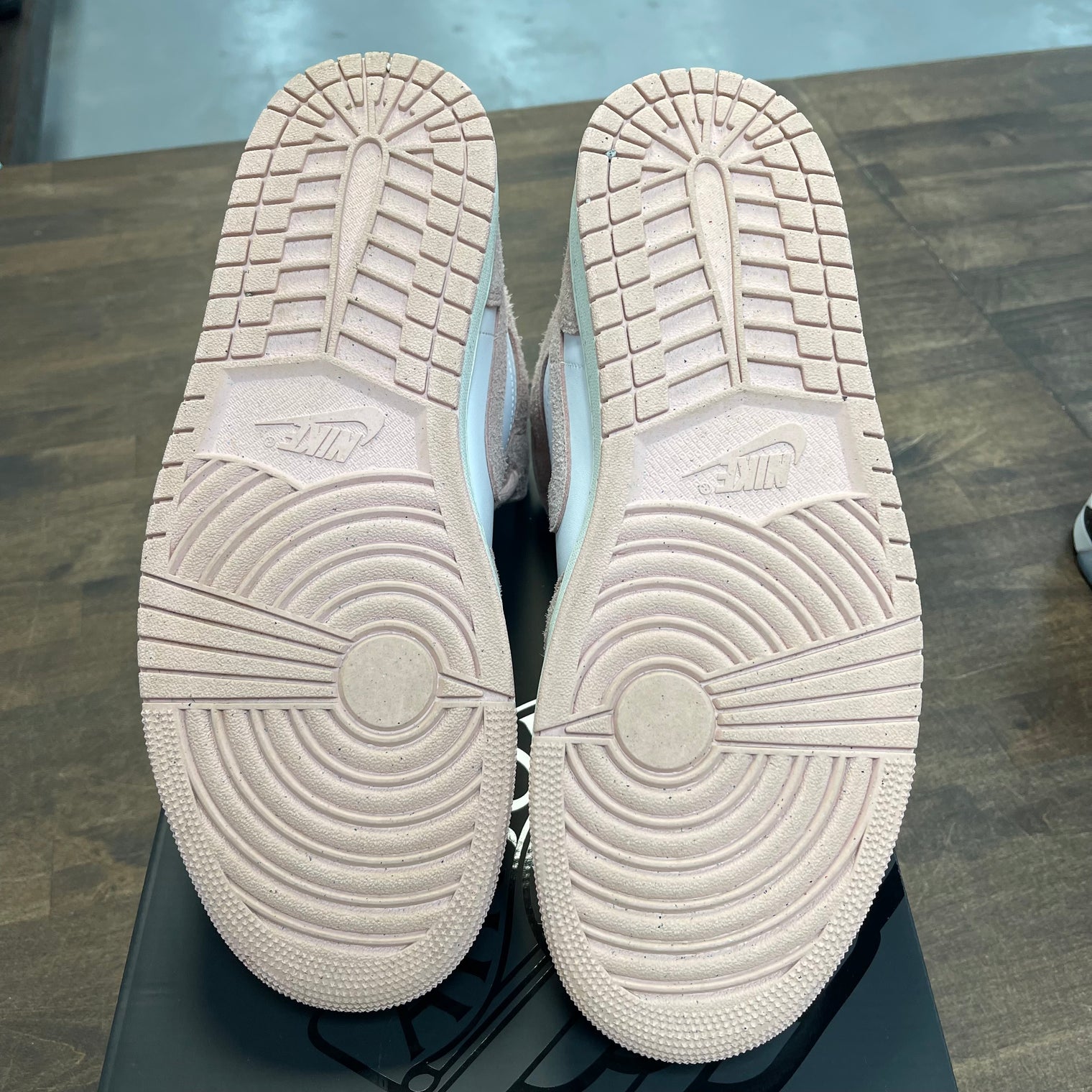 Legend Pink Jordan 1 Mid SE (USED)