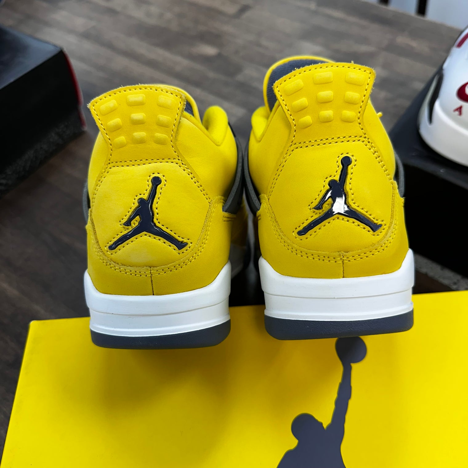 Lightning Jordan 4 (USED)