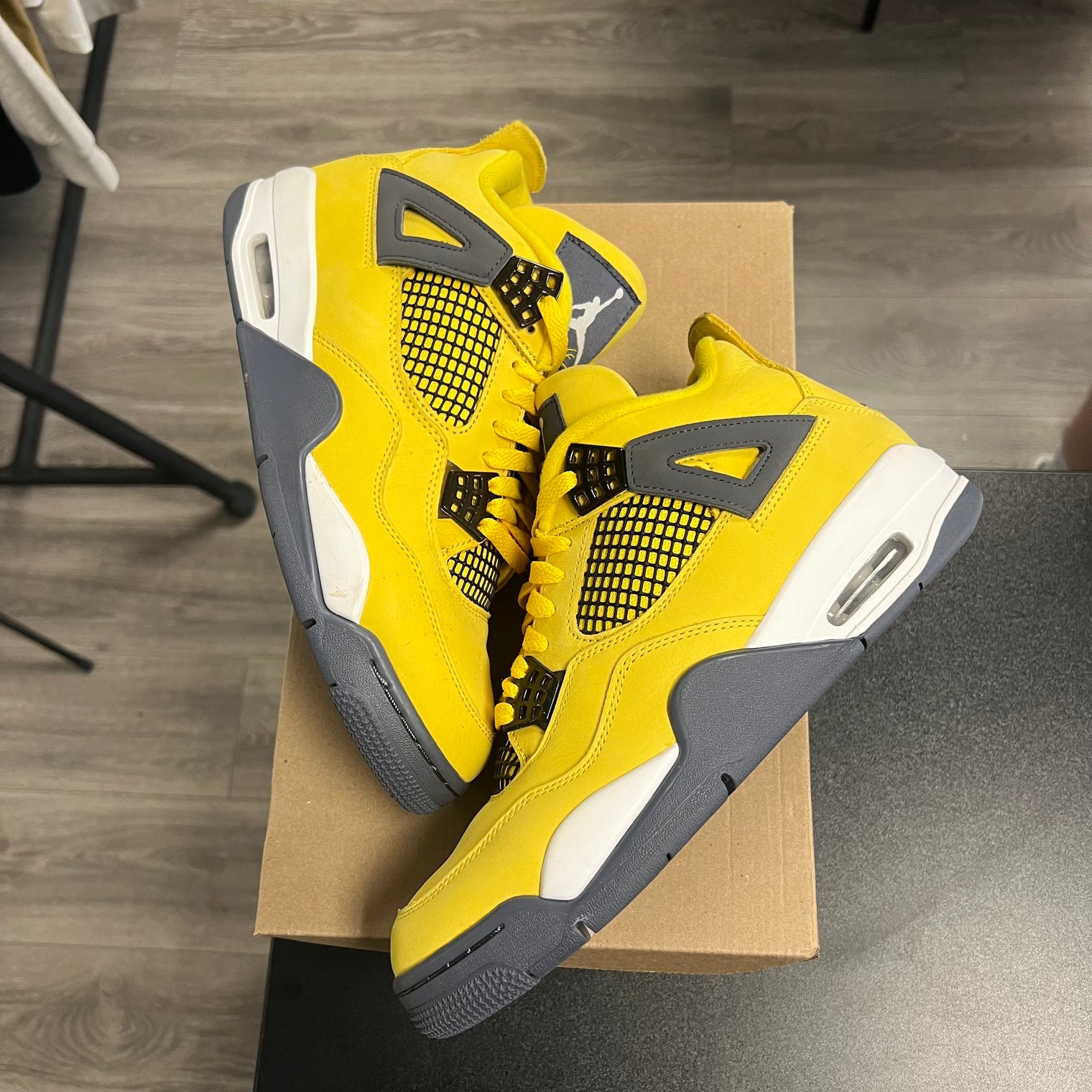 Lighting Jordan 4 Retro (USED, no box)