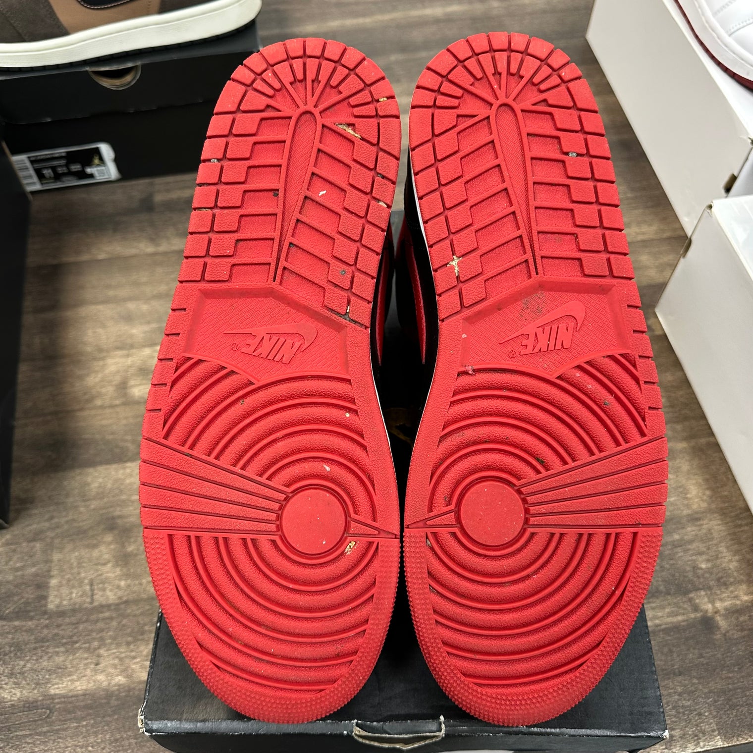 Alternate Bred Jordan 1 Mid (2022) (USED)