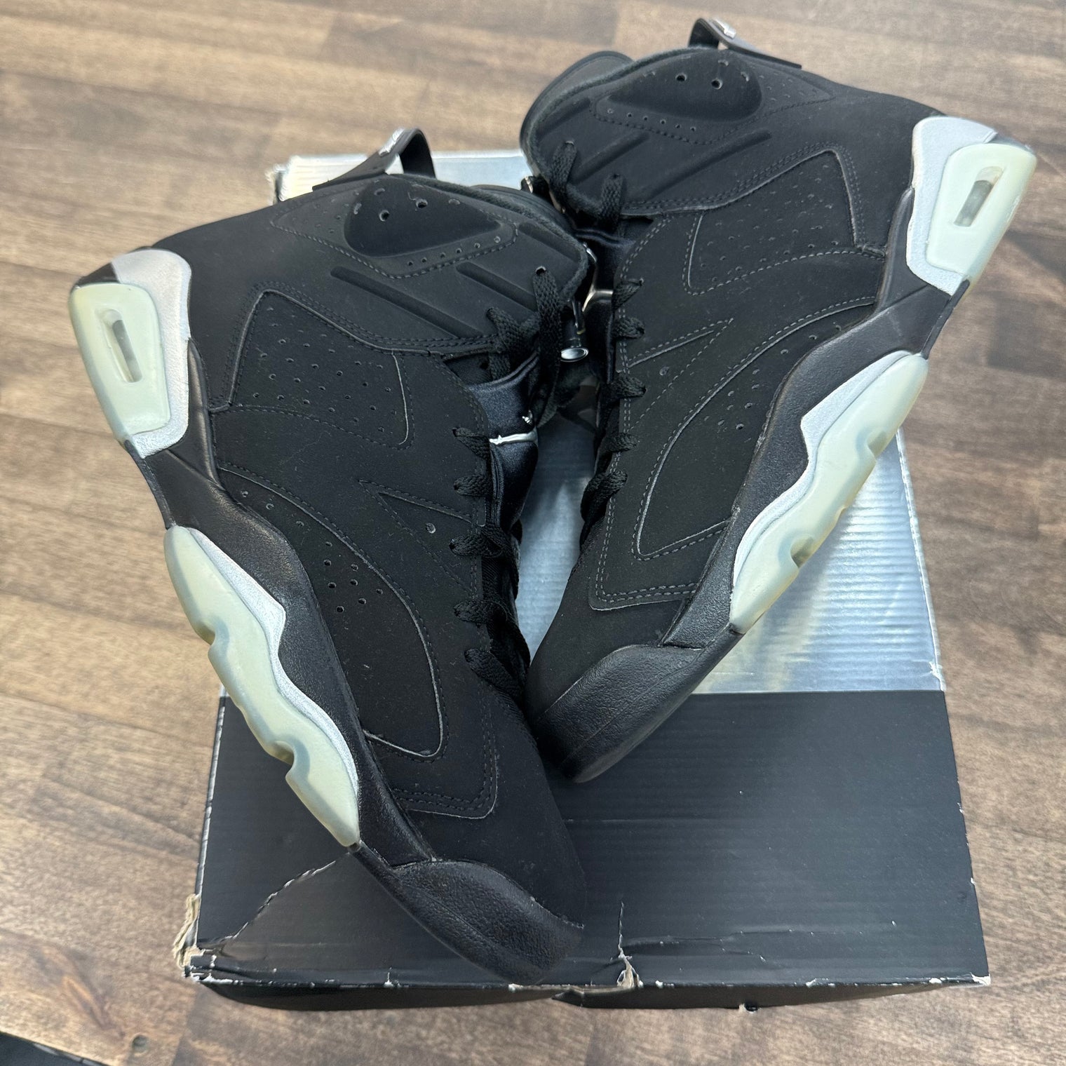 Chrome Jordan 6 Retro (USED)