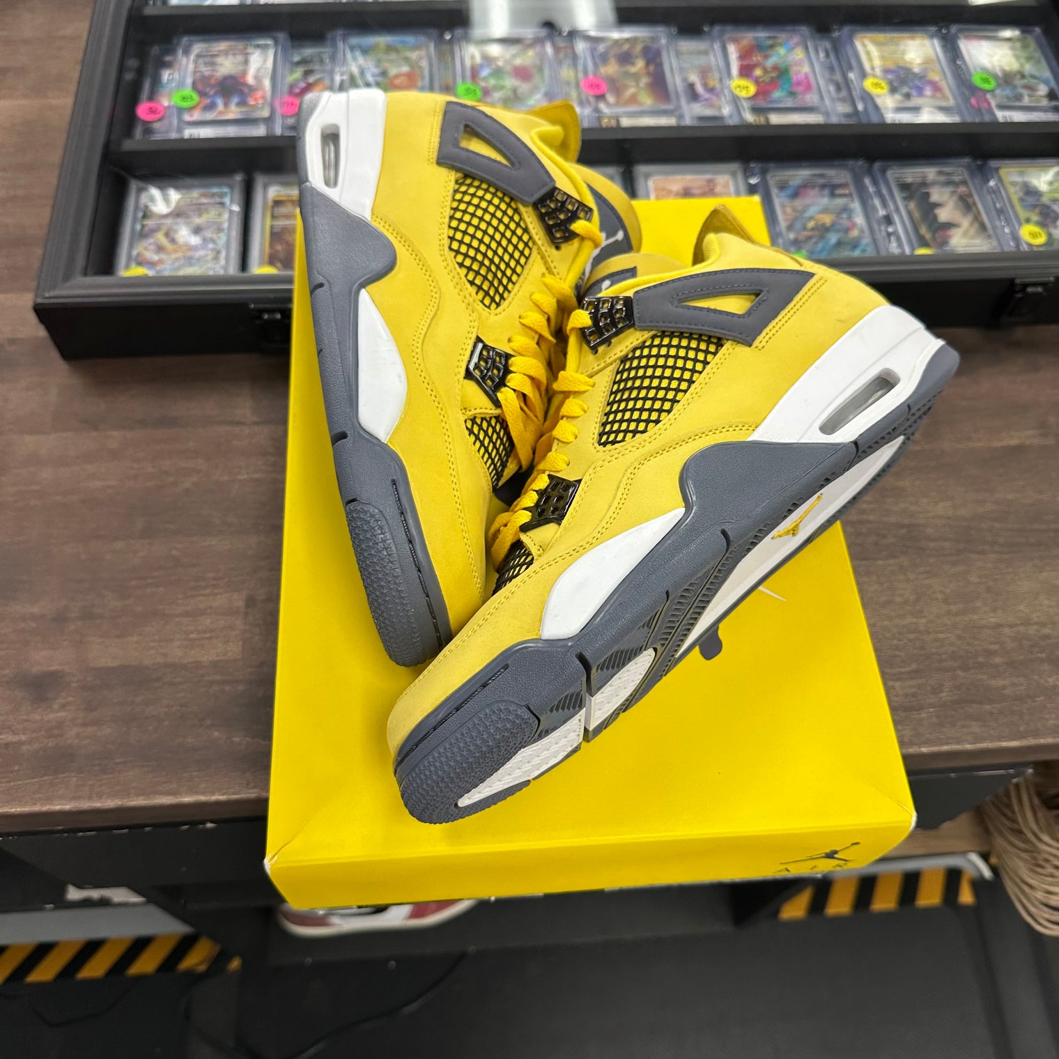 Lightning Jordan 4 Retro (USED)