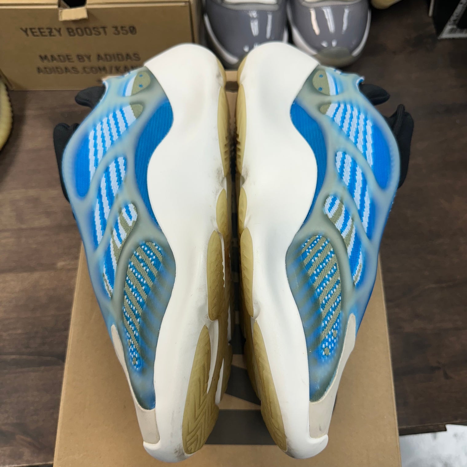 Arzareth Yeezy 700 V3 (USED)
