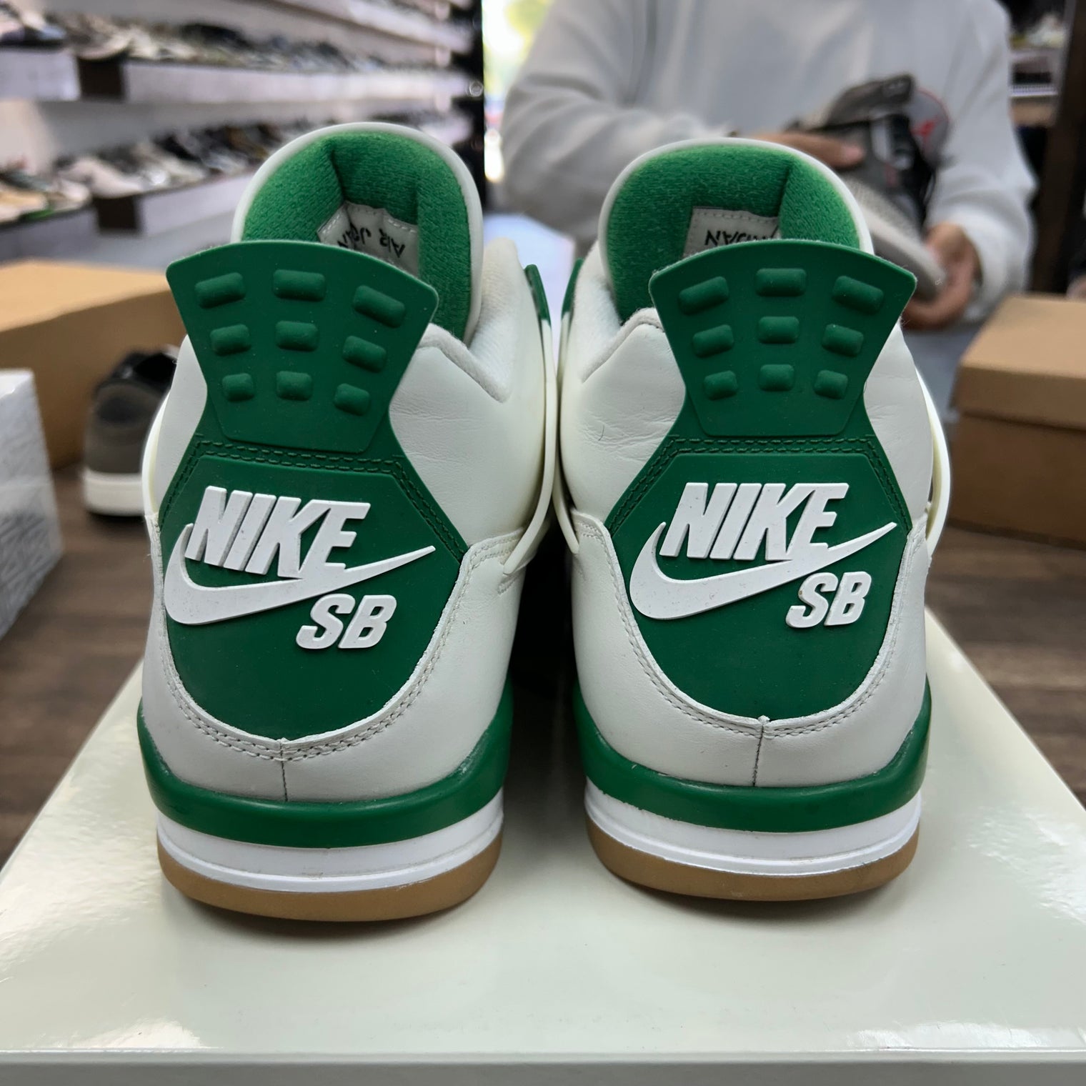 Pine Green SB Jordan 4 (USED)