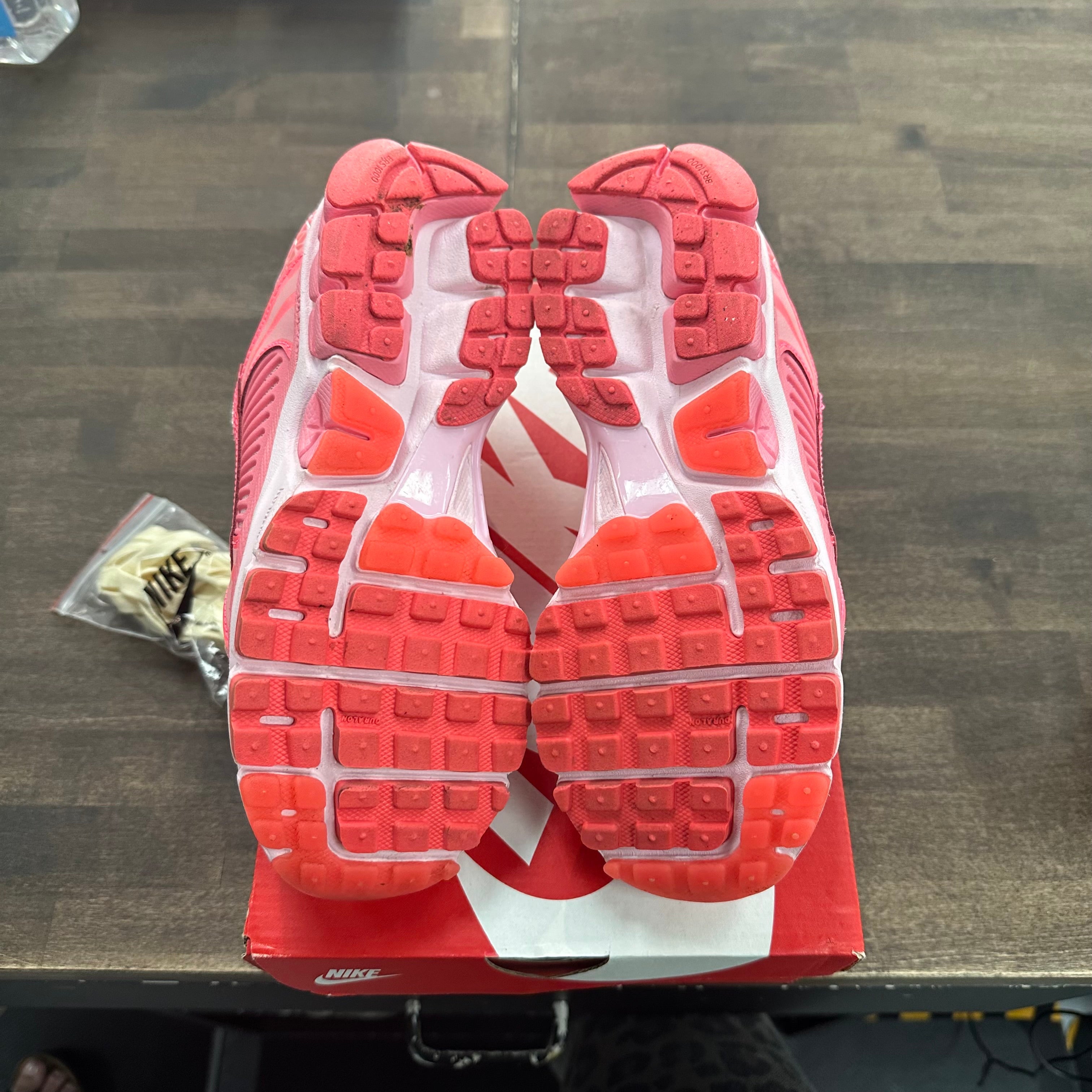 Nike Coral Chalk Hot Punch Vomero 5 (W) (USED) Size 5Y (Pre-Owned) - Image 4