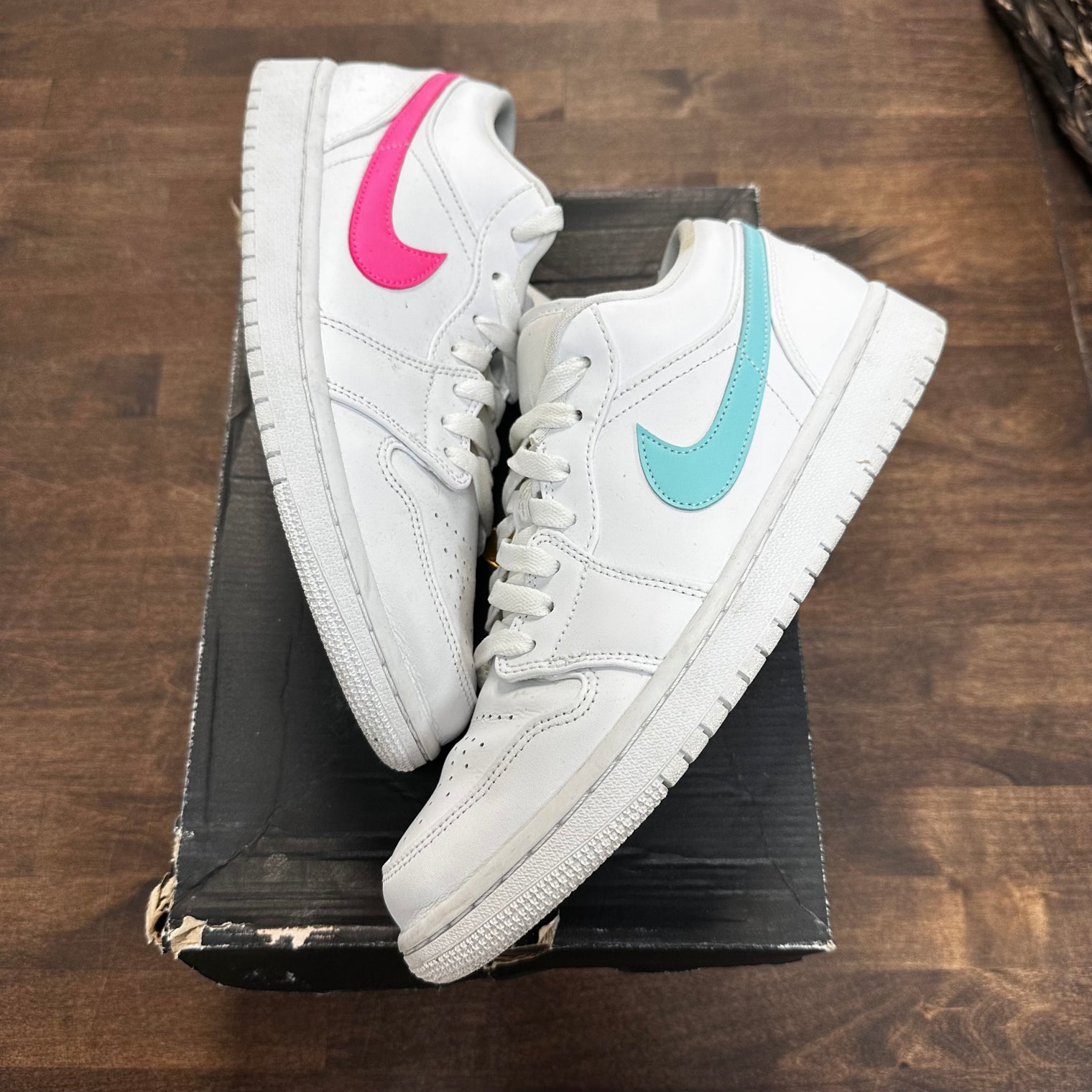 Multi-Color Swoosh Jordan 1 Low (USED)
