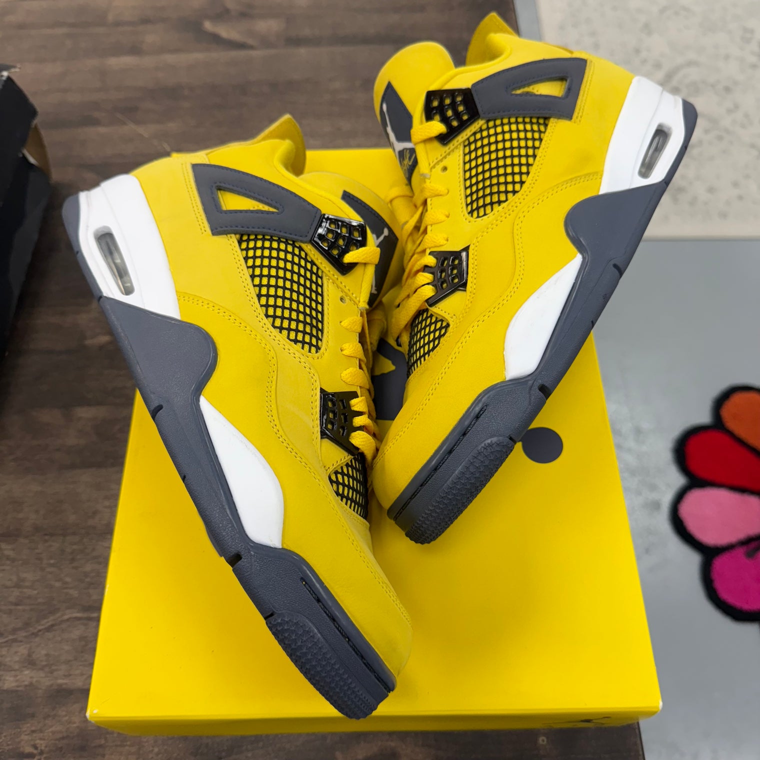 Lightning Jordan 4 Retro (USED)
