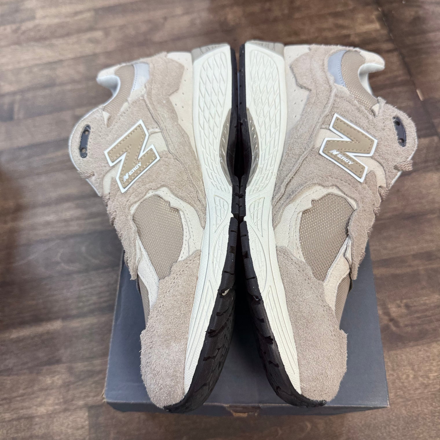 Protection Pack Driftwood New Balance 2002R (USED)