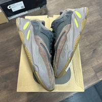 Mauve Yeezy 700 (USED)
