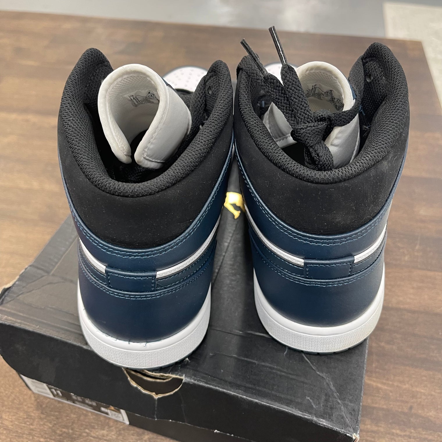 Armory Navy Jordan 1 Mid (USED)