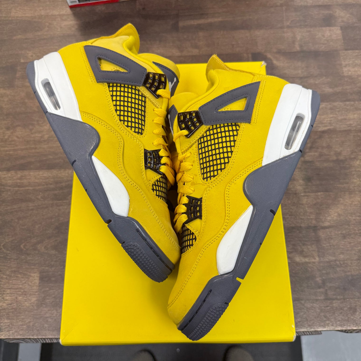 Lightning Jordan 4 (USED)
