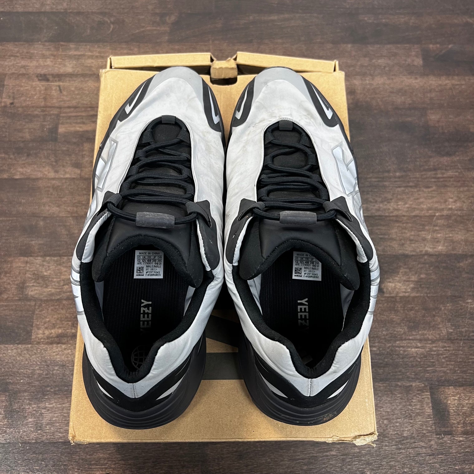 Metallic MNVN Yeexy 700 (USED)