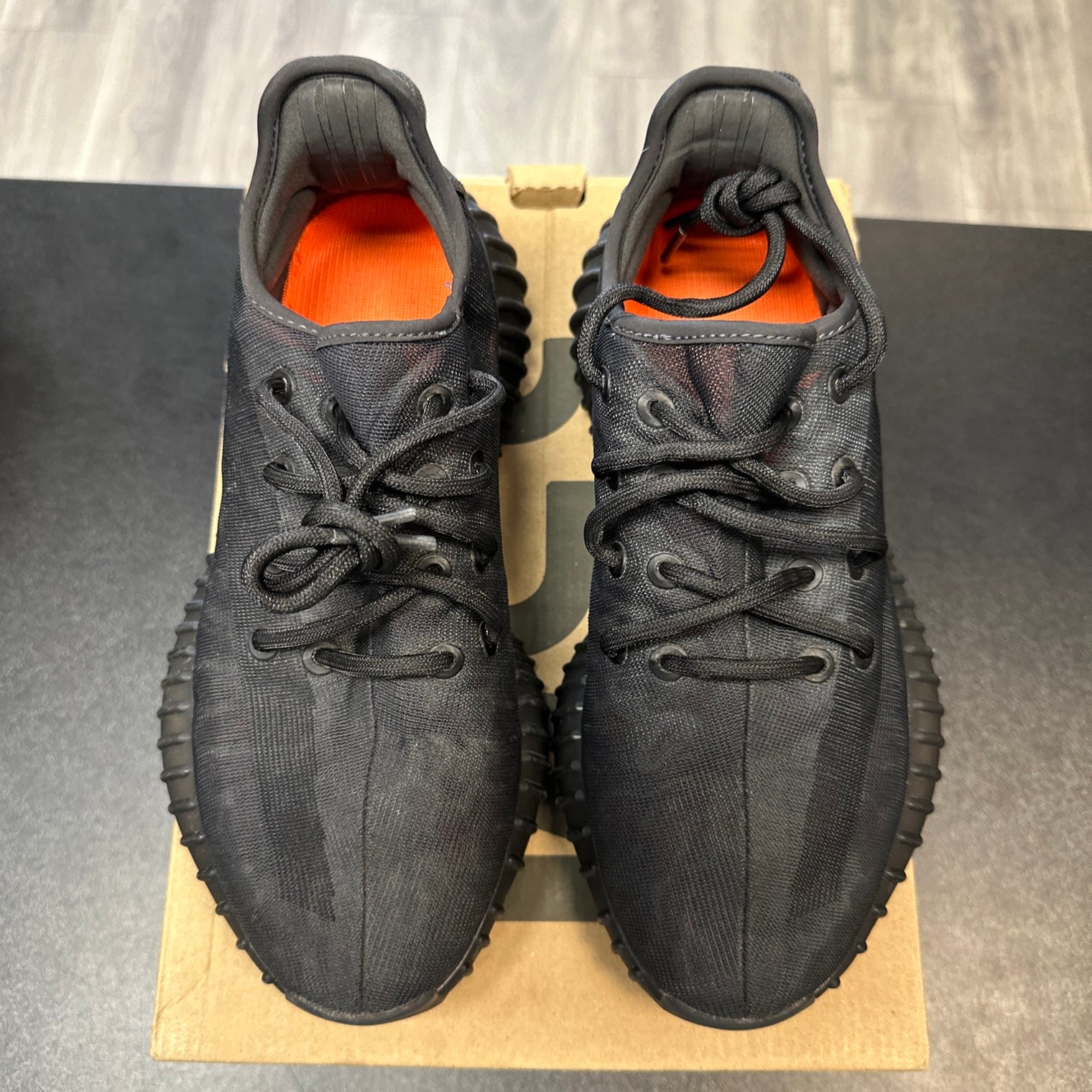 Mono Cinder Yeezy 350 (USED)