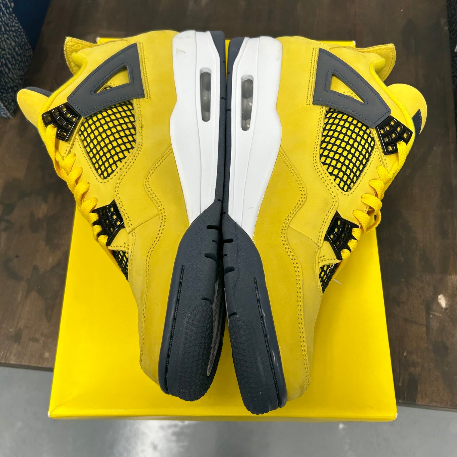 Lightning Jordan 4 (USED)