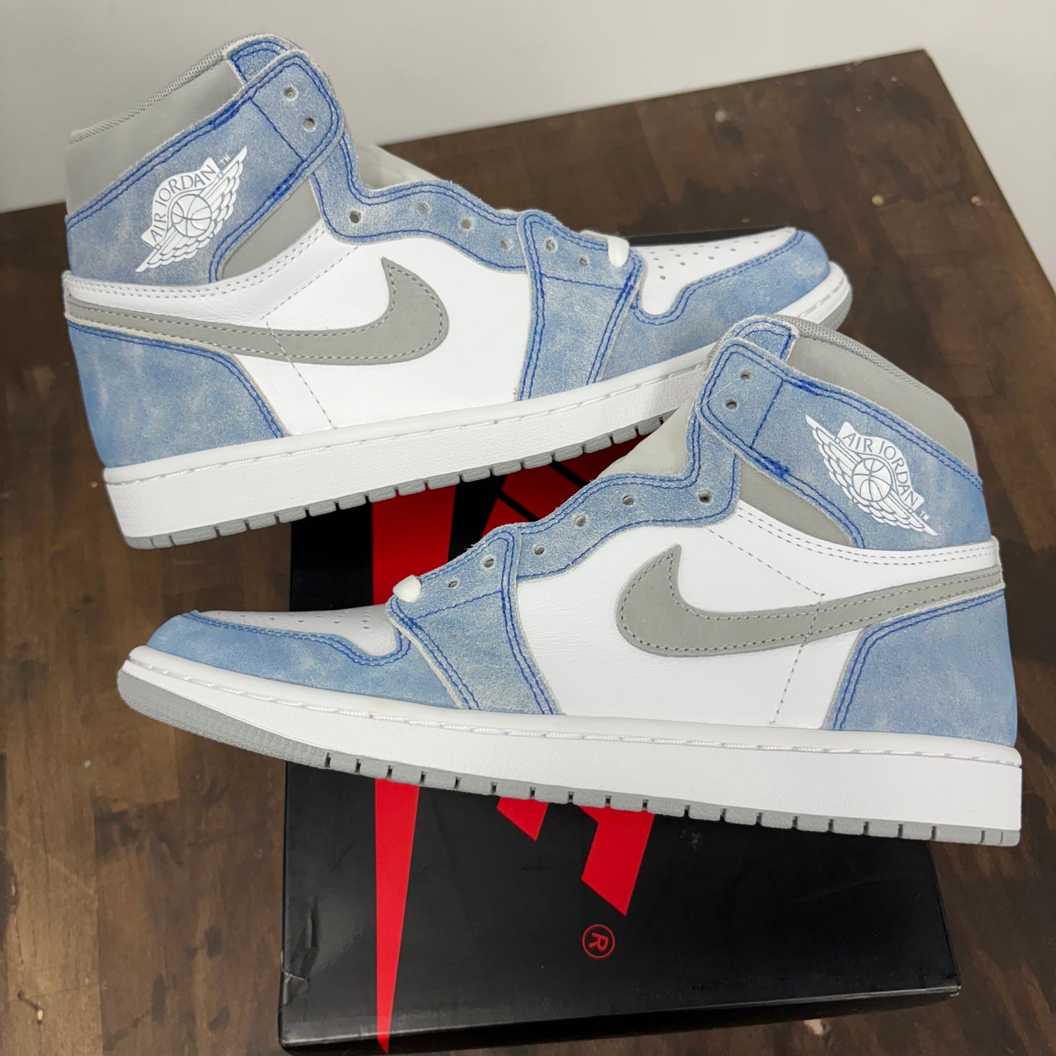 Hyper Royal Jordan 1 High (Lightly Worn)