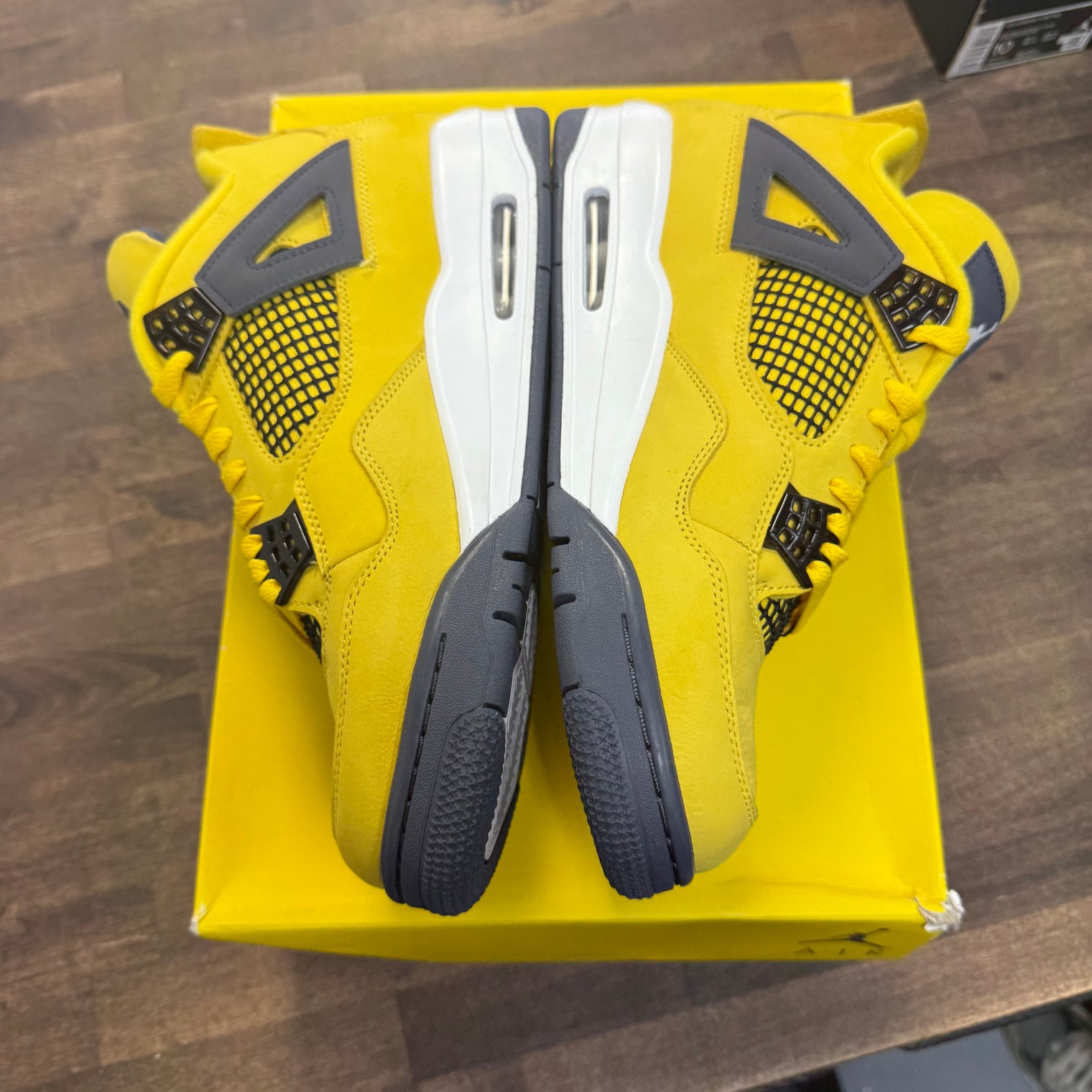 Lightning Jordan 4 Retro (USED)