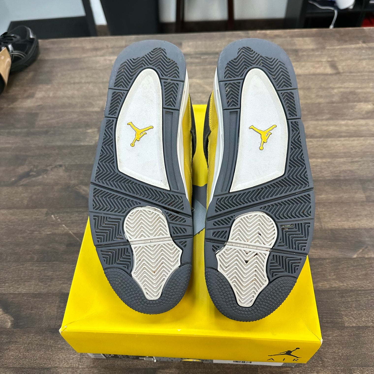 Lightning Jordan 4 Retro (USED)