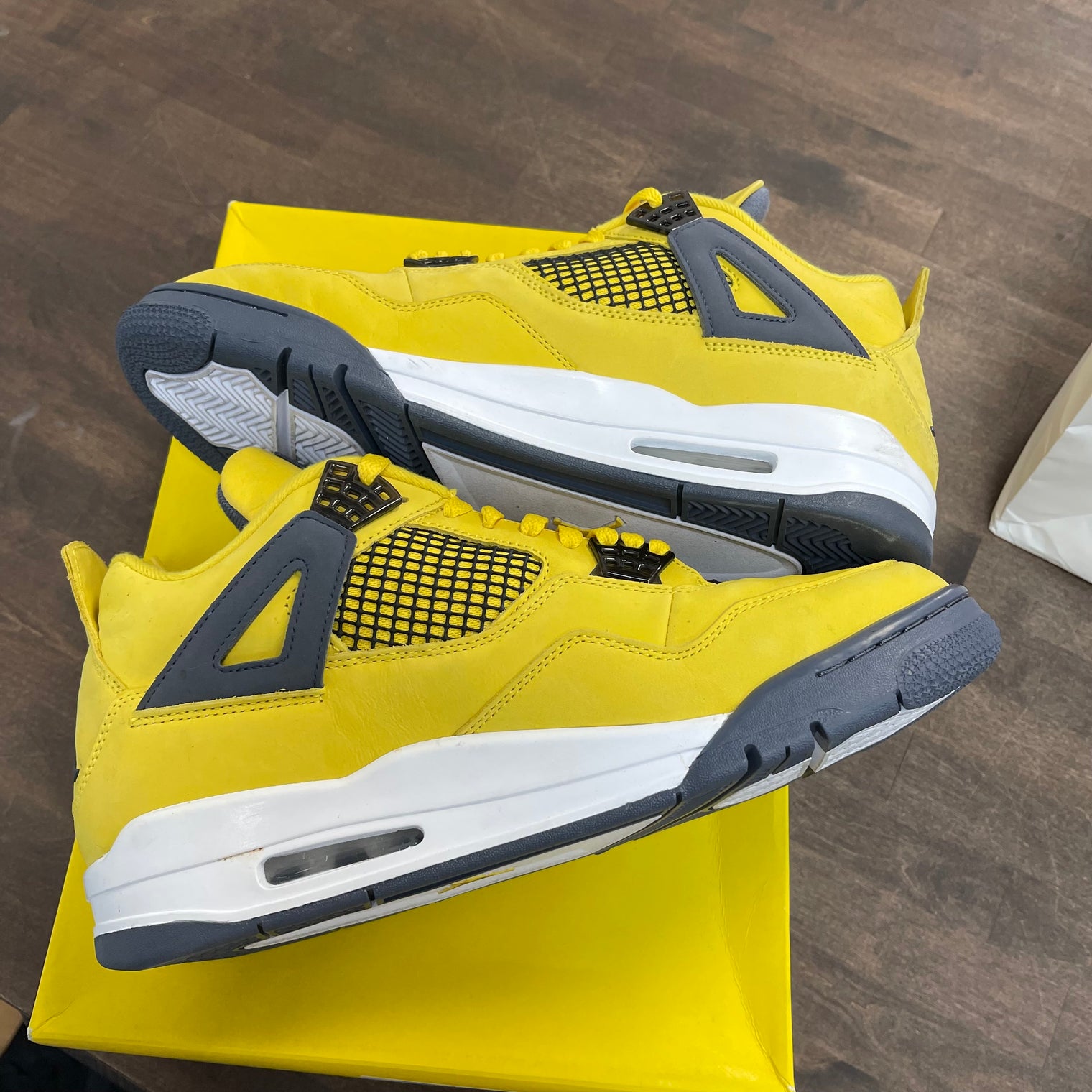Lightning Jordan 4 (USED)