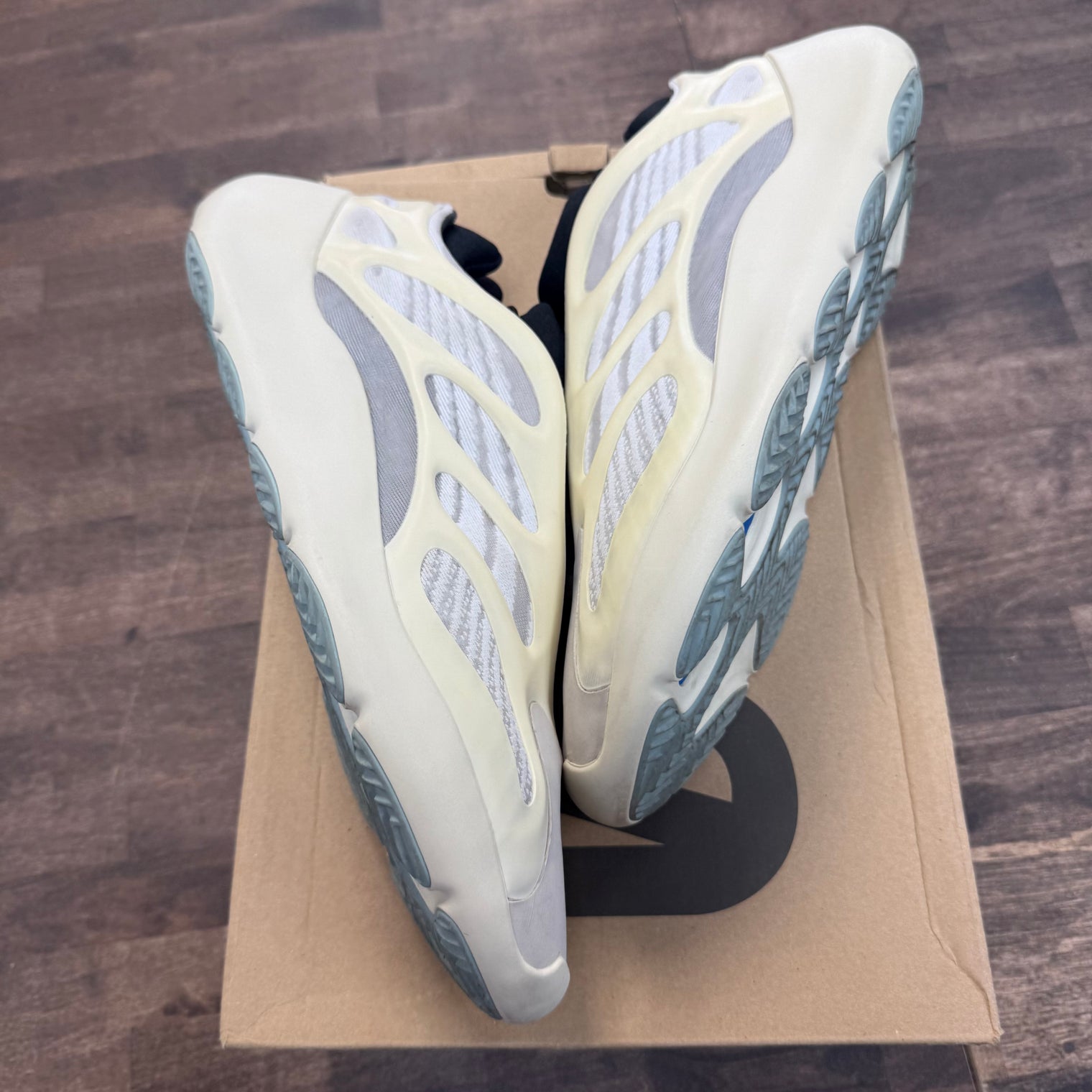 Azael Yeezy 700 V3 (USED)