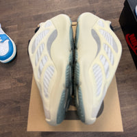 Azael Yeezy 700 V3 (USED)