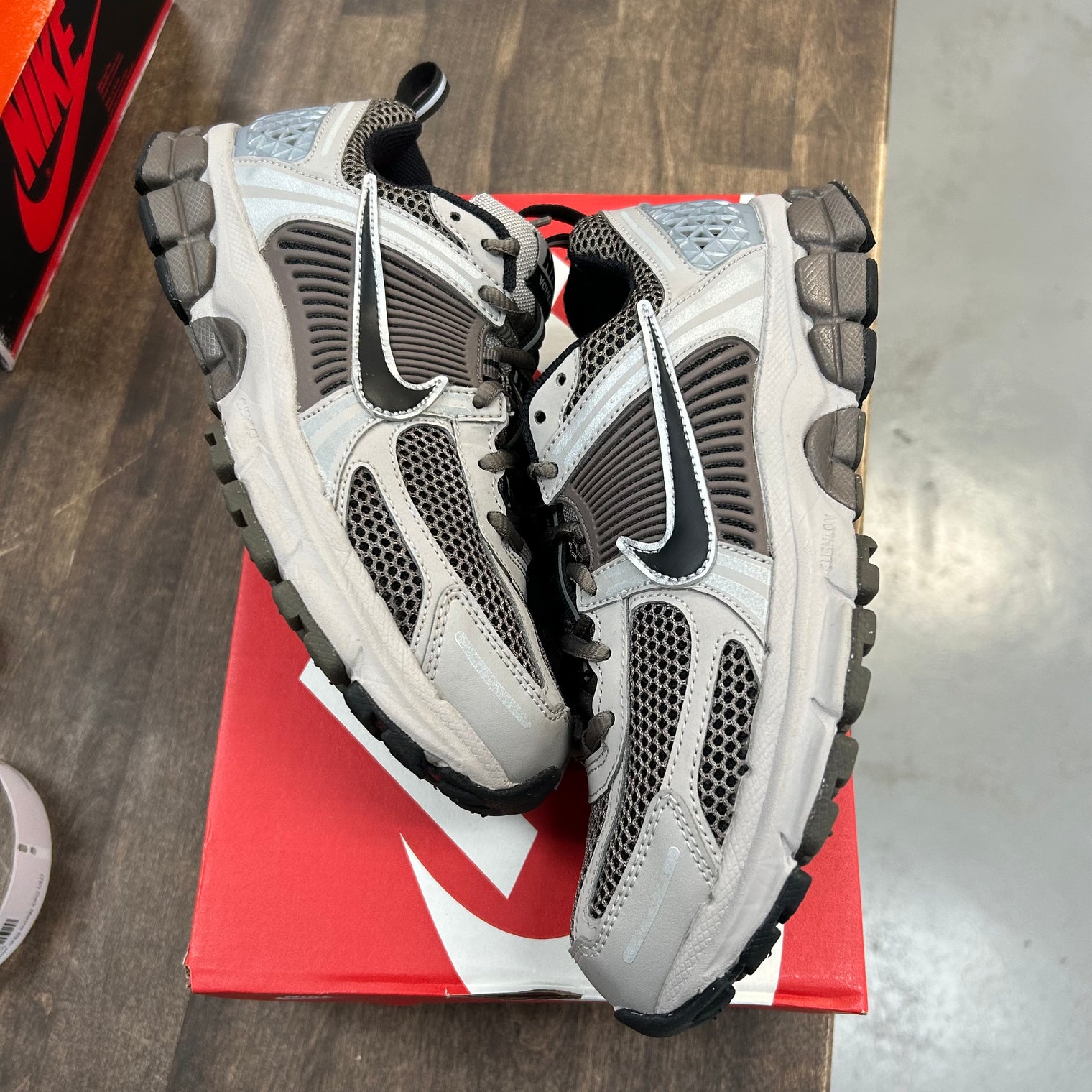 (GS) College Grey Black Cave Stone Vomero 5 (USED)