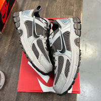 (GS) College Grey Black Cave Stone Vomero 5 (USED)